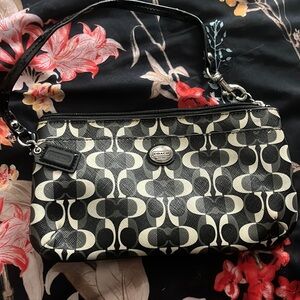 WRISTLET POUCH PURSE